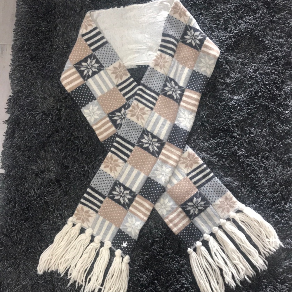 Aerie Scarf